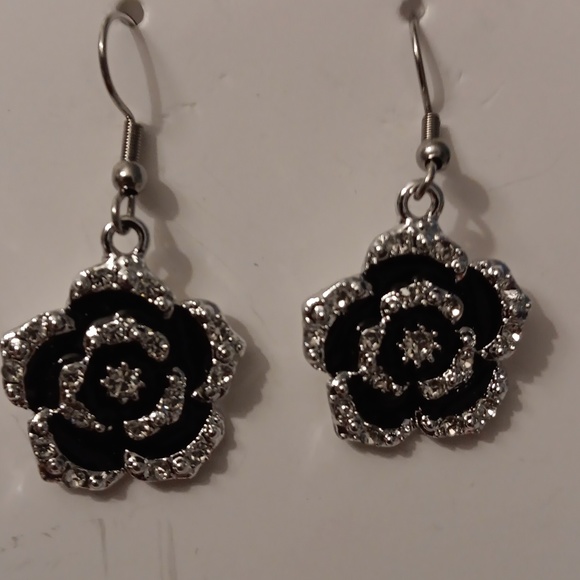 BLACK N SILVER EMBELLISHED FLOWER EARRINGS NWOT - Picture 3 of 3
